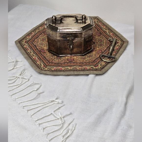 Vintage Hinged Brass Jewelry Trinket Tea Box Made in India - Picture 1 of 16